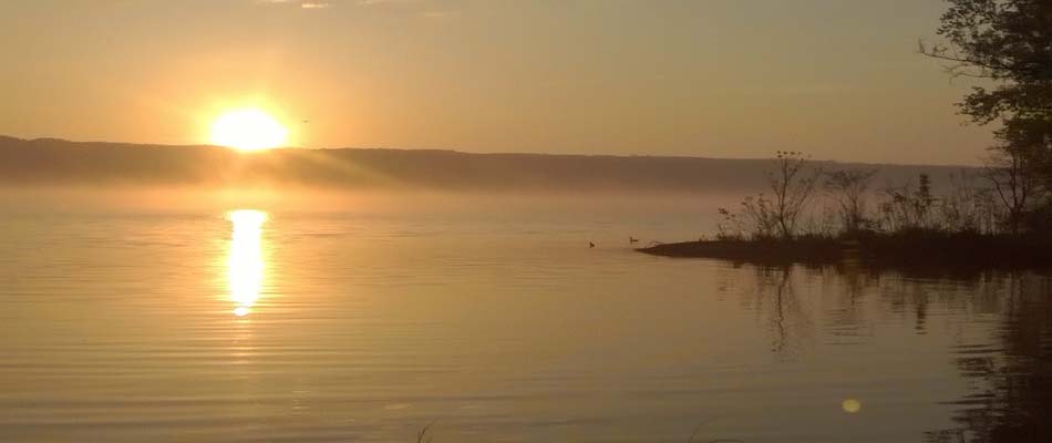 イサカ、NY、カユガ湖の夜明け-Top Page